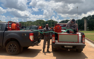 Viaturas da FNSP sendo carregadas para a viagem