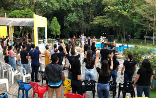 Os eventos atraem pessoas que buscam o descanso e a oportunidade de confraternizar com familiares e amigos a partir dos ensinamentos cristãos