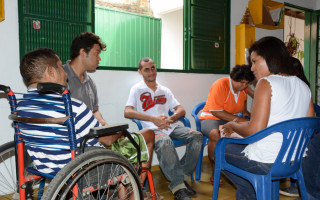 Conforme a lei de cotas, as empresas que possuem mais de 100 funcionários devem preencher de 2% a 5% das vagas com pessoas com deficiência (PCD).