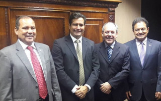 Dimas, acompanhado do senador Vicentinho Alves e do deputado federal Aelton Freitas, após audiência com o ministro Maurício Quintella.