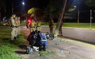 Carro bateu no poste de energia e o jovem morreu 