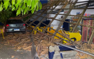 Carro destruiu a área comercial de um bar de esquina. 