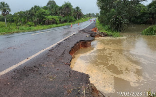Rodovia foi interditada devido ao risco da cratera engolir a BR 