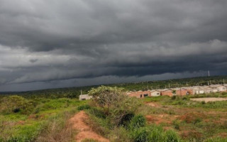 Formação de chuva na região do Setor Costa Esmeralda em Araguaína. 