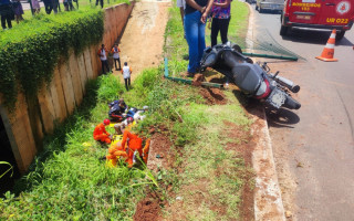 Casal foi resgatado pelo Corpo de Bombeiros 