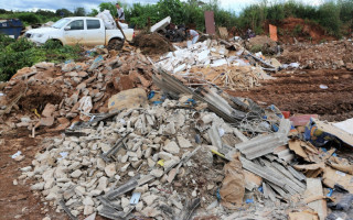 O descarte de outros materiais, como lixo doméstico, pode causar um sério risco ao meio ambiente