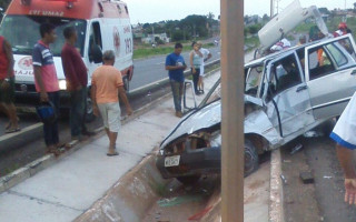 Cinco pessoas estavam no veículo.