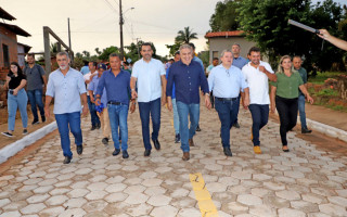 Comitiva do governo na entrega de pavimentação e bloqueteamento de ruas no município de Axixá 