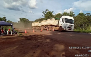 Momento em que motoristas passaram pelo local mesmo com cones