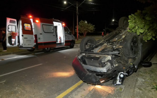 Carro capotou na rua Amazonas do Setor Araguaína Sul. 
