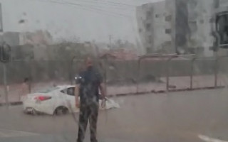 Carro levado pela enxurrada