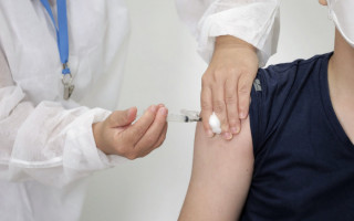 Vacina protege contra a variante original do vírus e contra cepas que surgiram 