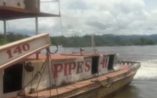 Quatro rebocadores foram acionados para levar a balsa. 