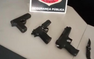 Simulacros apreendidas pela polícia.