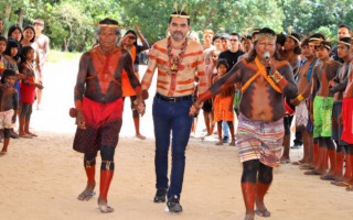 Momento da cerimônia de batismo do governador Wanderlei Barbosa na Comunidade Krahô Manoel Alves