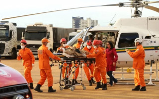 Policial desembarcou de helicóptero em Palmas e foi levado pelos bombeiros até um hospital