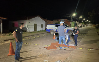 Vítima foi encontrada caída na rua. 