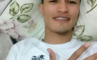 Jovem não resistiu aos ferimentos e morreu a caminho do hospital.