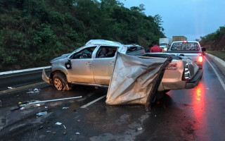 Carro era dirigido pelo bispo e capotou durante chuva.