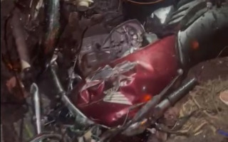 Com impacto da colisão, motocicleta ficou totalmente destruída.