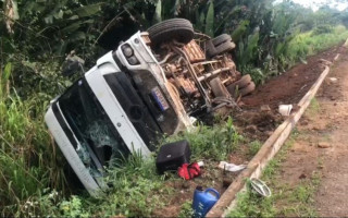 Caminhão tombou na BR-153, entre o setor Costa Esmeralda e o Povoado Floresta.