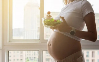 Alimentação equilibrada pode ter impacto na fertilidade de homens e mulheres. 