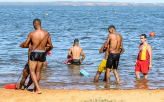 Cabo Velasco, do Corpo de Bombeiros Militar, instrui alunos no Curso de Formação de Guarda-Vidas Civis
