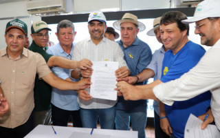 Governador Wanderlei Barbosa no momento da assinatura das Medidas Provisórias que instituem o Refis e a a comunicação eletrônica por meio do DEC.