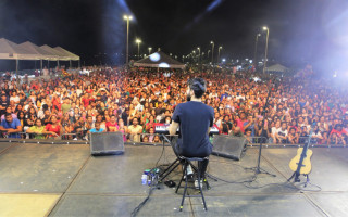 O cantor Gabriel Guedes abriu a segunda e última noite do Araguaína para Cristo.