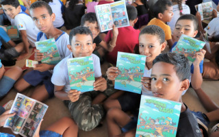 A entrega do gibi aos alunos da Escola Municipal Joaquim Carlos Sabino do Santos foi acompanhada de uma grande roda de leitura.