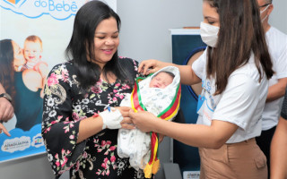 A faixa de prefeito foi entregue ao bebê pela primeira-dama Ana Paula Lopes