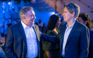 Vice-governador Laurez Moreira ao lado do economista Ricardo Amorim 