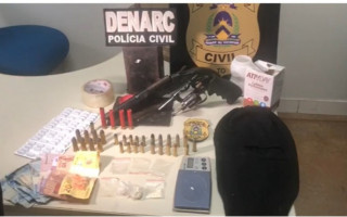 Com o suspeito a PC encontrou drogas, armas e munições 