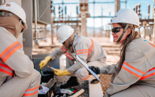 Os salários variam de acordo com o cargo e a experiência do profissional.