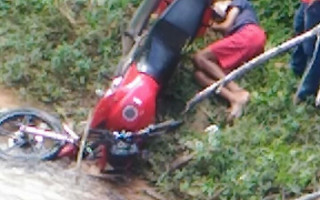 Jovem foi resgatado pelo Corpo de Bombeiros.