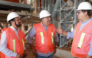 A comitiva do governo percorreu as principais áreas da empresa