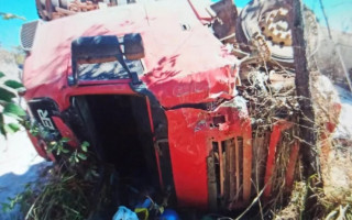 O motorista do caminhão, a mulher e o filho dele foram levados para o hospital de Pindorama. 