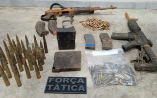 Armas e munições encontradas por morador.