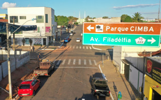 As placas instaladas servem para orientar a população e facilitar as rotas.
