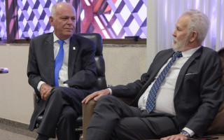 Atual presidente TRE-TO, desembargador Helvécio Brito de Maia Neto recebe futuro membro, o desembargador João Rigo Guimarães