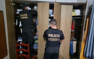 Polícia Federal cumpre mandados na casa do suspeito em Guaraí. 