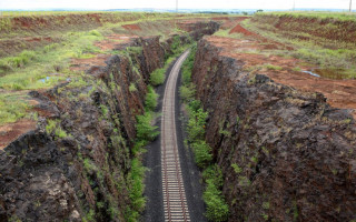 Ao todo, a ferrovia completa tem 2.257 quilômetros (km) e atravessa quatro regiões do país. 