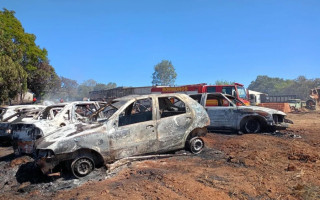 Incêndio destruiu carros apreendidos.