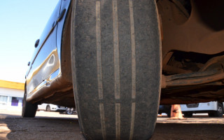 Trafegar com pneus carecas, gera multa no valor de R$ 195,23 e cinco pontos na carteira de habilitação.