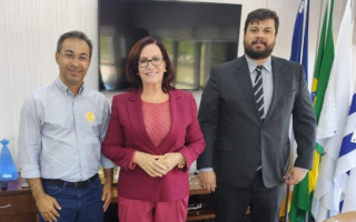 O prefeito Wagner Rodrigues, junto do subprocurador-geral do município, Diogo Esteves, se reuniu com a presidente do TJ-TO, desembargadora Etelvina Maria Sampaio Felipe