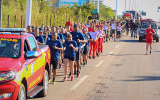Bombeiros militares e demais Forças de Segurança na corrida que marca o Dia Nacional do Bombeiro.