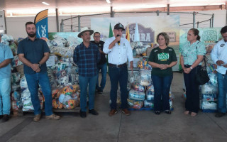 Entrega dos alimentos arrecadados durante a Expoara foi realizada nesta segunda-feira, 26.