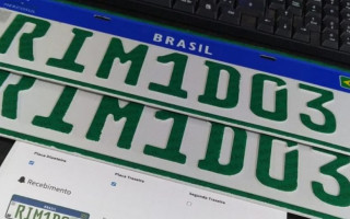 Placas são caracterizadas pela cor verde e devem ser afixadas sobre as originais.