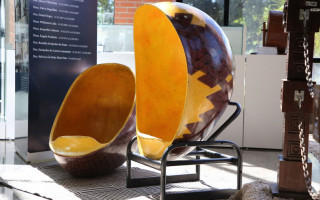 Na exposição, dezenas de itens, como jarros de flores, esculturas, bancos, gangorras, roupas, mesas, porta-retratos e outras peças, foram produzidos a partir do reaproveitamento