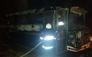Ônibus pega fogo na madrugada desta quinta no setor Cimba.
